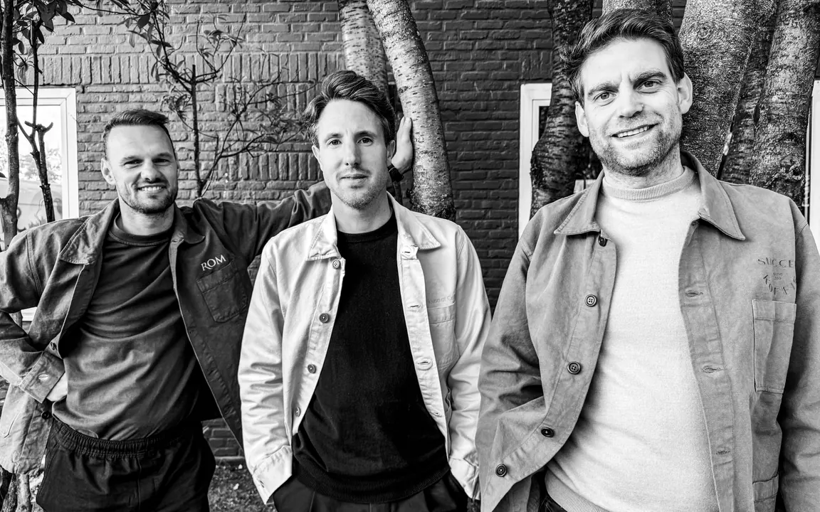 Een oprichter van The House of Coffee aan de vintage Probat-koffiebrander