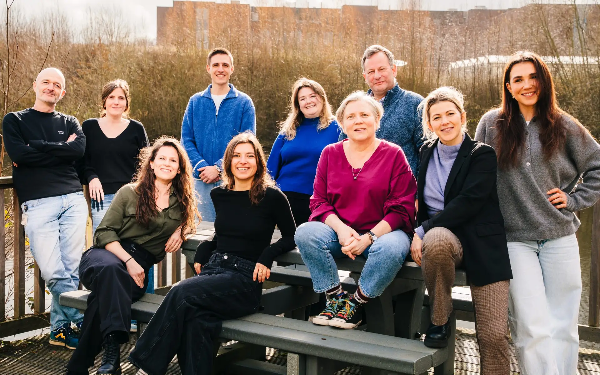 Het team van het Universitair Forensisch Centrum op een houten vlonder aan het water