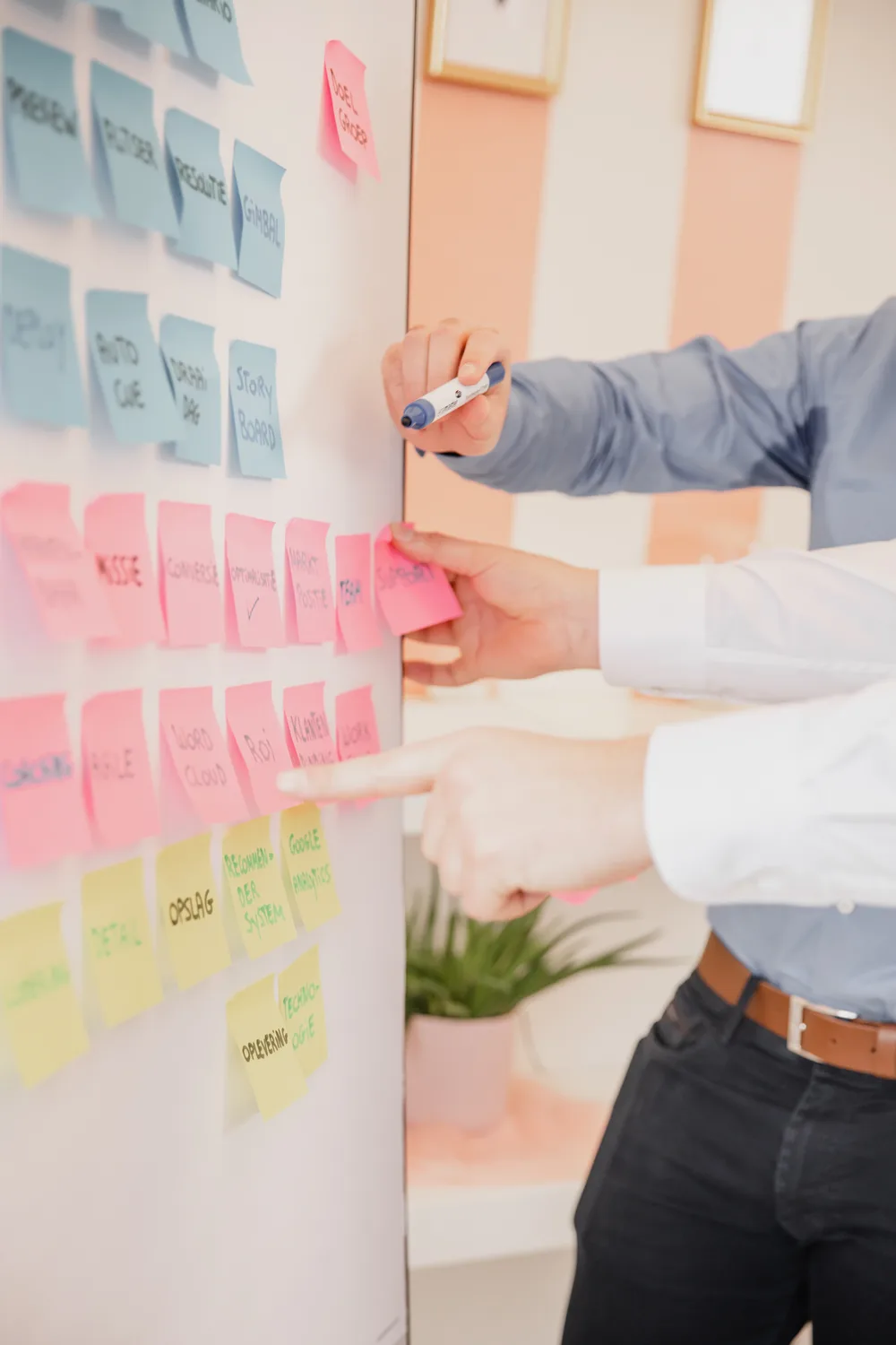 Workshopmuur bij Webstrive vol post-its tijdens een strategiesessie
